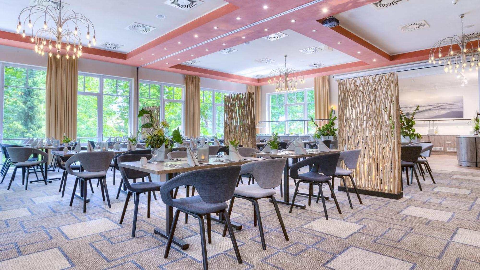 Ostseehotel Villen Im Park - Ein Rovell Hotel ゼーバート・ヘリングスドルフ エクステリア 写真