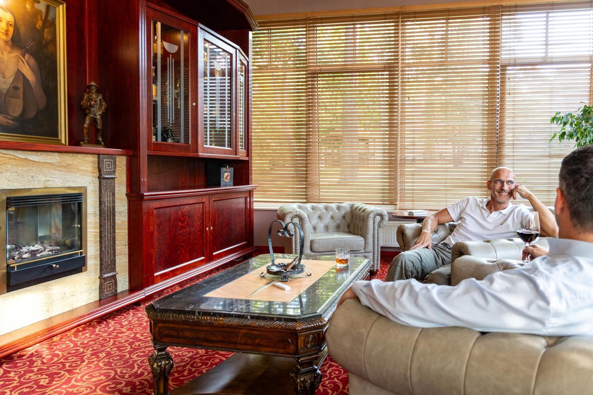 Ostseehotel Villen Im Park - Ein Rovell Hotel ゼーバート・ヘリングスドルフ エクステリア 写真