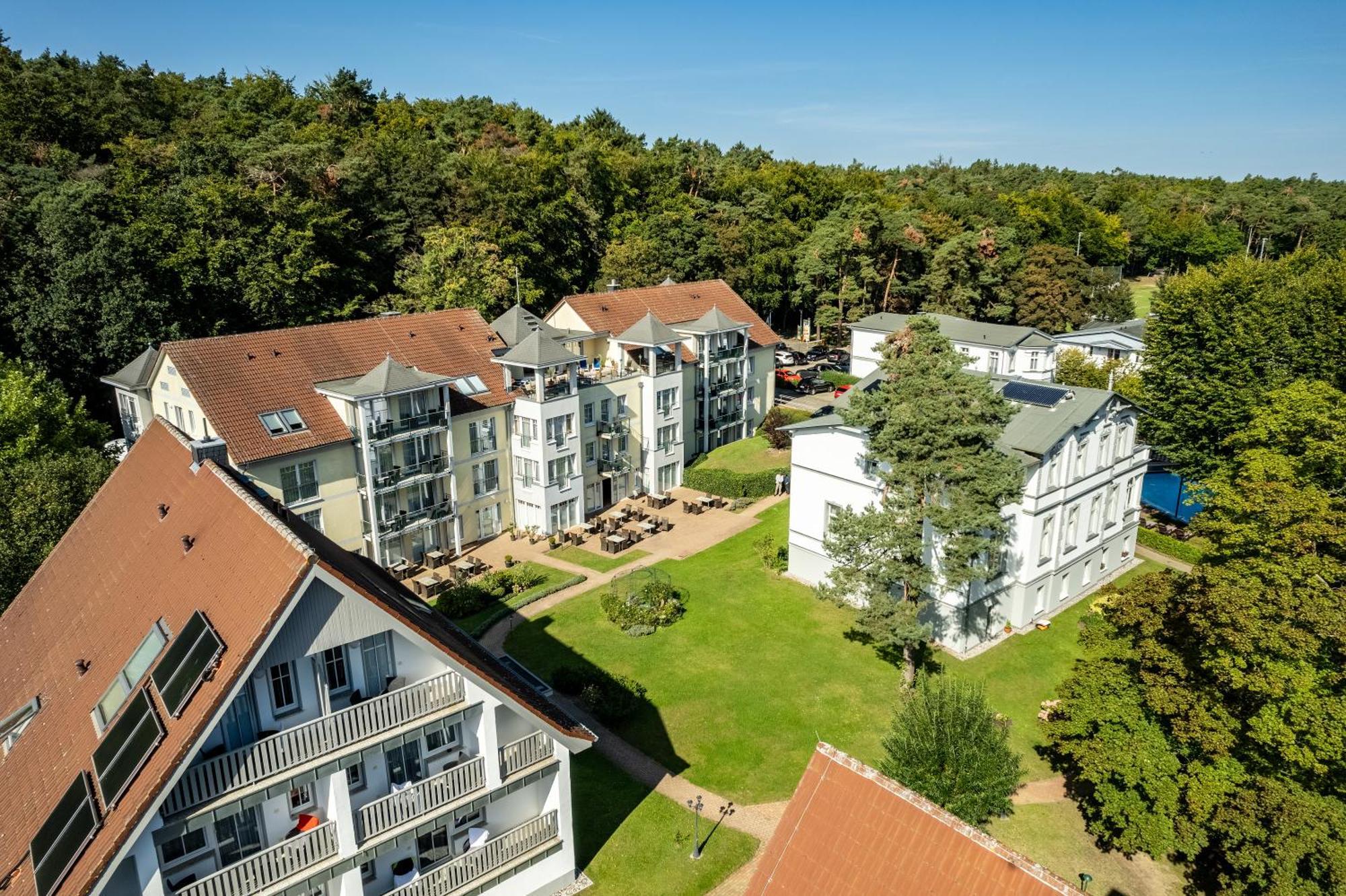 Ostseehotel Villen Im Park - Ein Rovell Hotel ゼーバート・ヘリングスドルフ エクステリア 写真