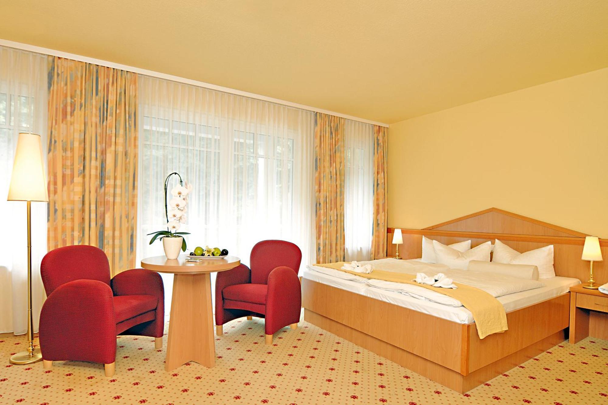 Ostseehotel Villen Im Park - Ein Rovell Hotel ゼーバート・ヘリングスドルフ エクステリア 写真
