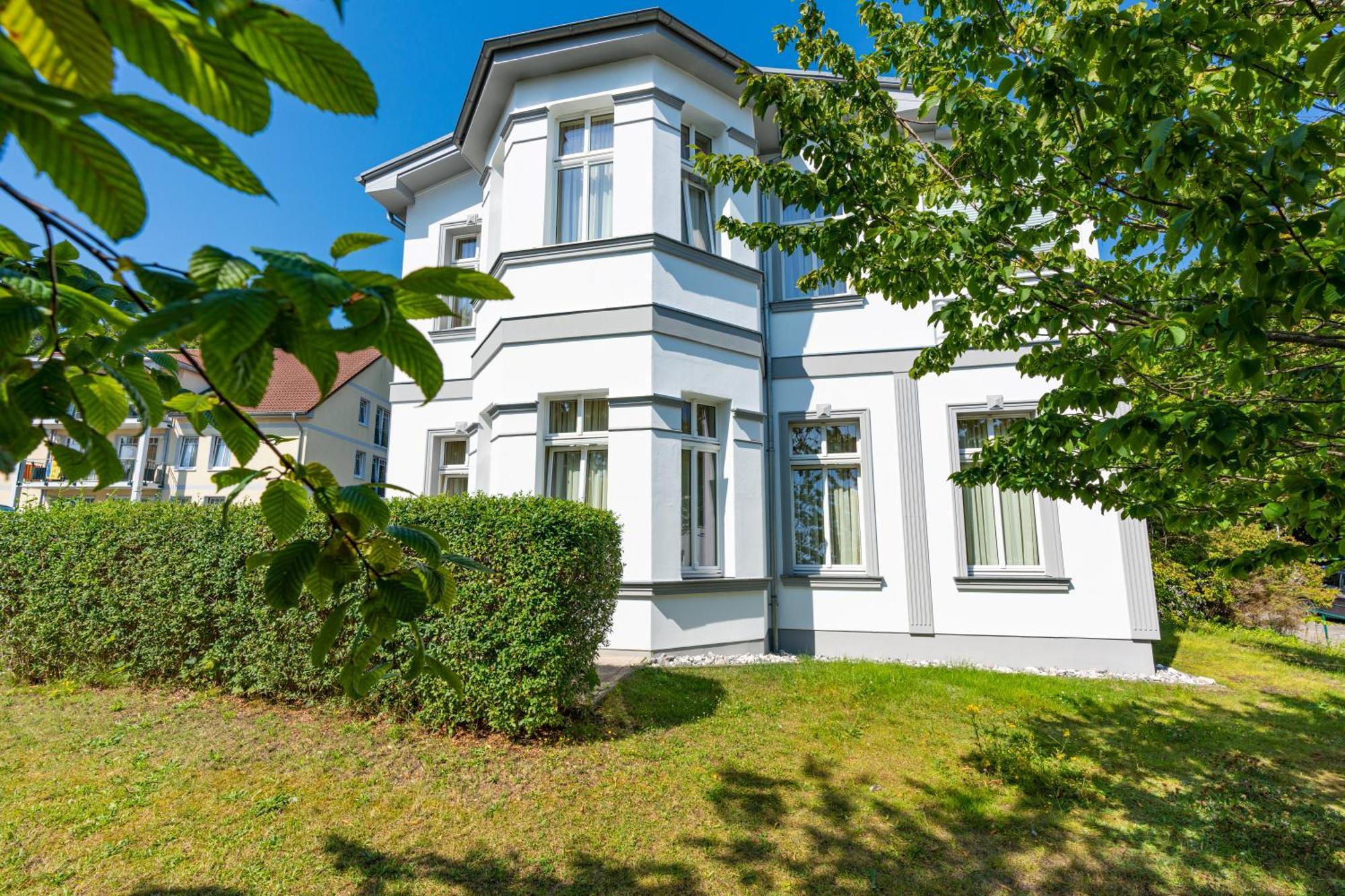Ostseehotel Villen Im Park - Ein Rovell Hotel ゼーバート・ヘリングスドルフ エクステリア 写真