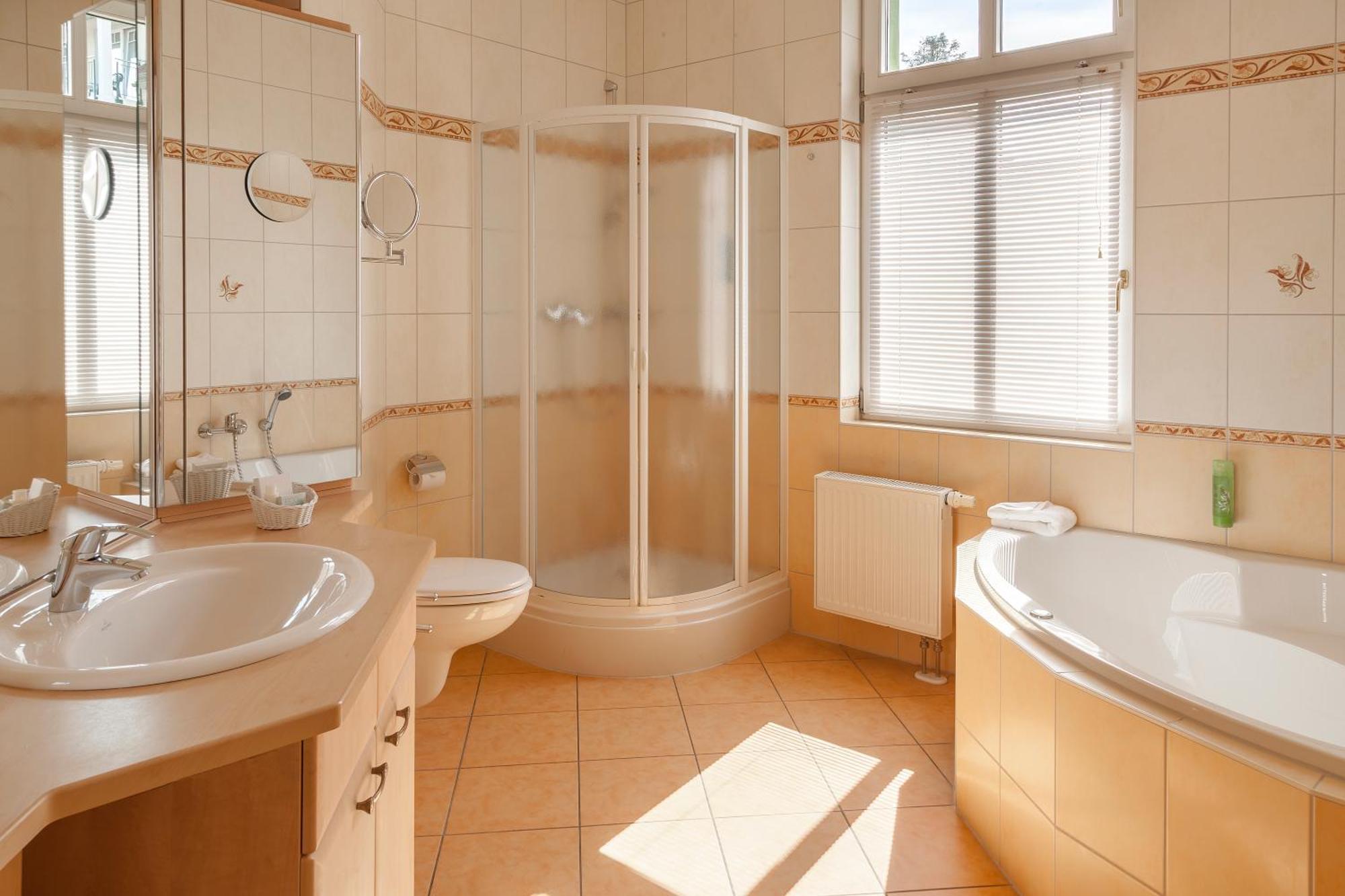 Ostseehotel Villen Im Park - Ein Rovell Hotel ゼーバート・ヘリングスドルフ エクステリア 写真