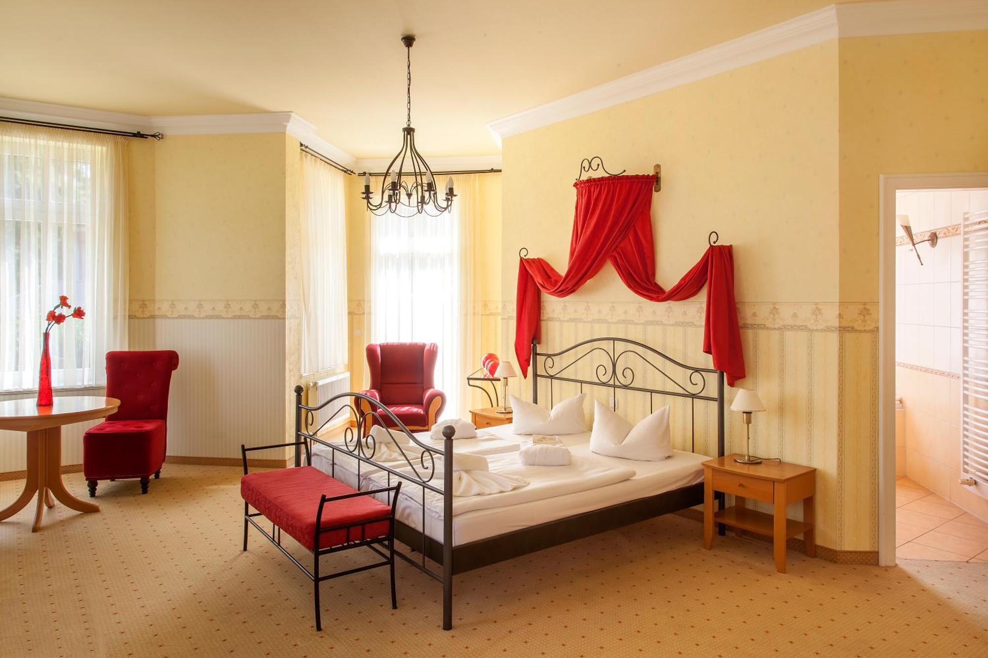 Ostseehotel Villen Im Park - Ein Rovell Hotel ゼーバート・ヘリングスドルフ エクステリア 写真