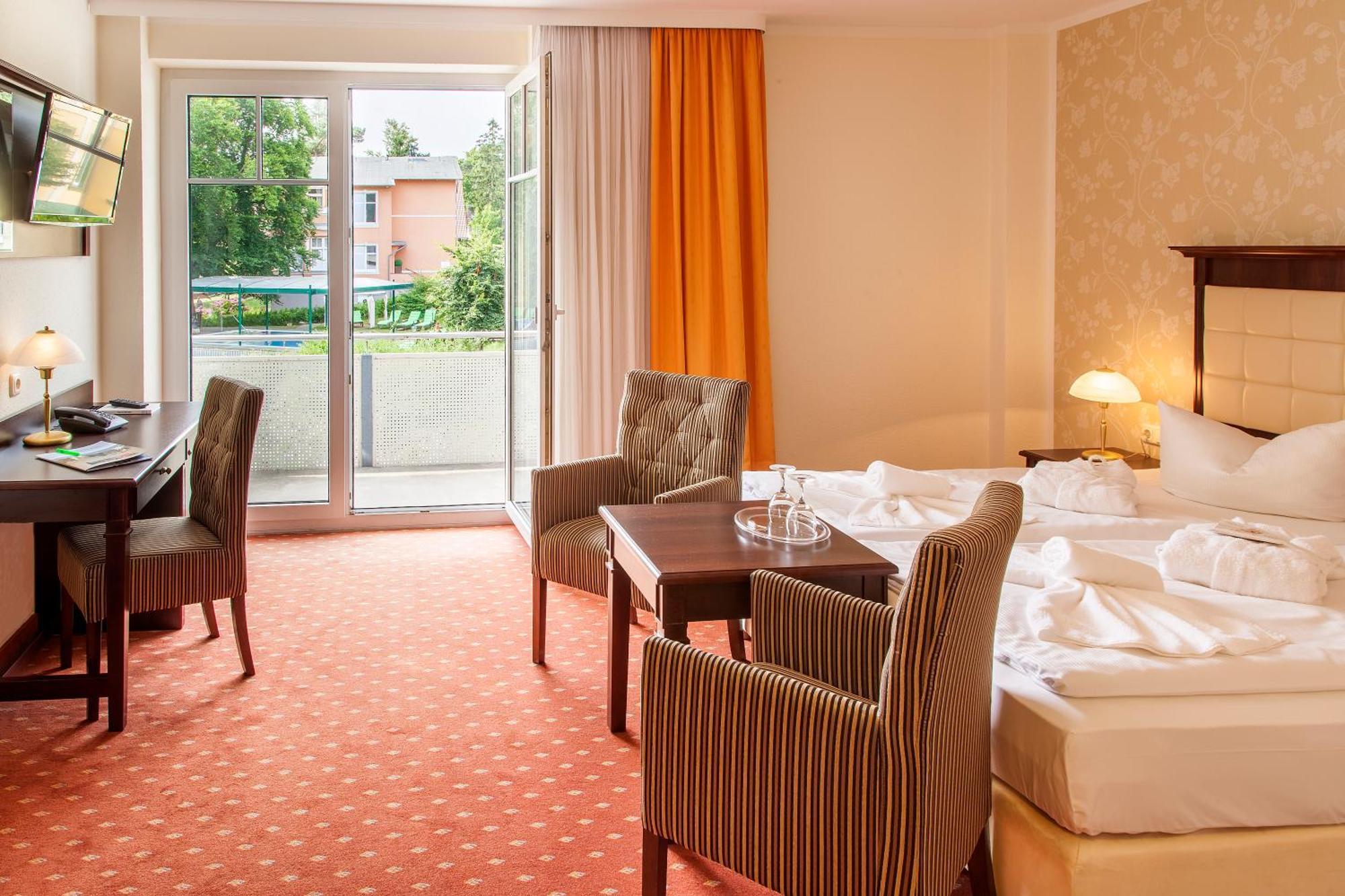 Ostseehotel Villen Im Park - Ein Rovell Hotel ゼーバート・ヘリングスドルフ エクステリア 写真