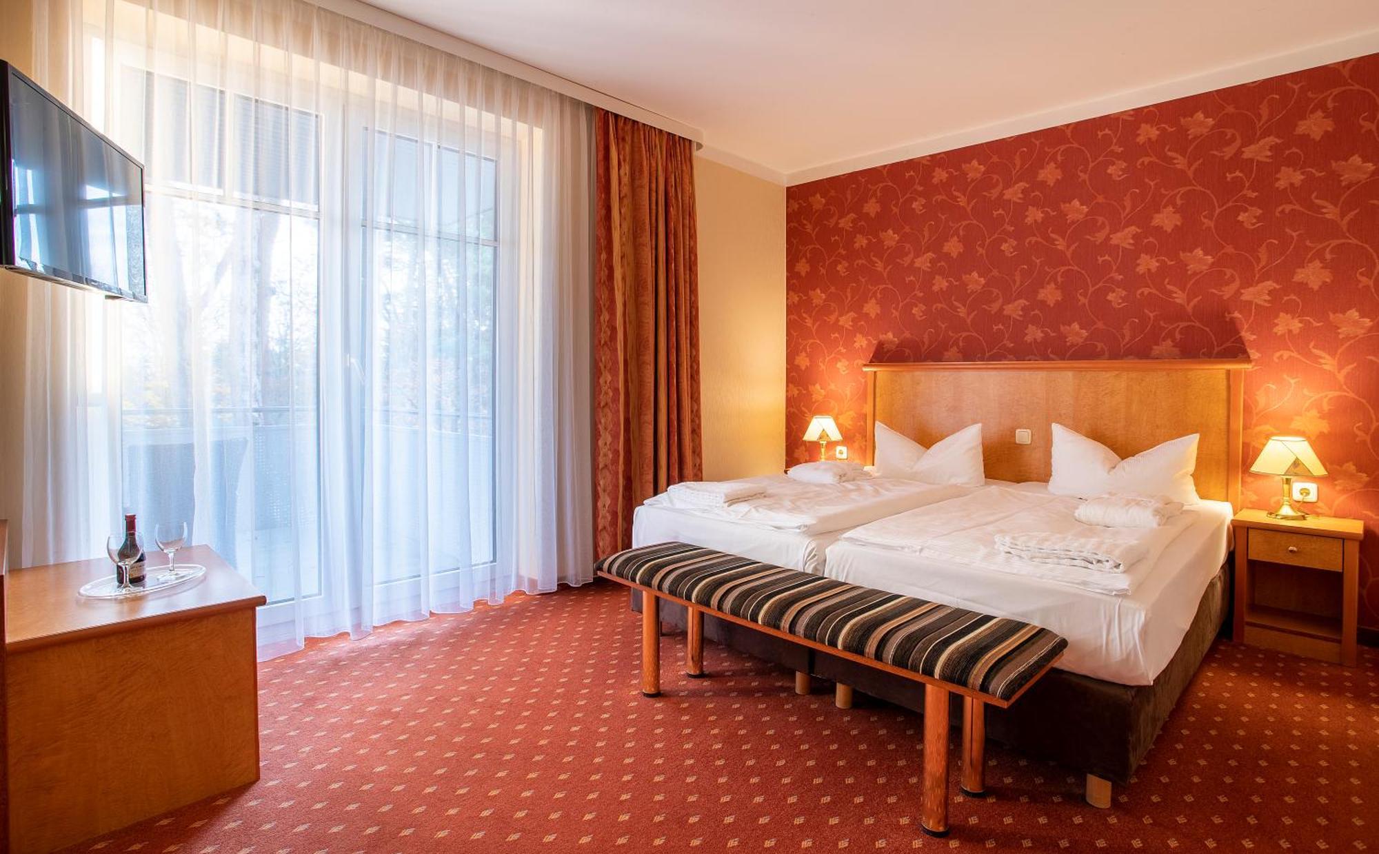 Ostseehotel Villen Im Park - Ein Rovell Hotel ゼーバート・ヘリングスドルフ エクステリア 写真