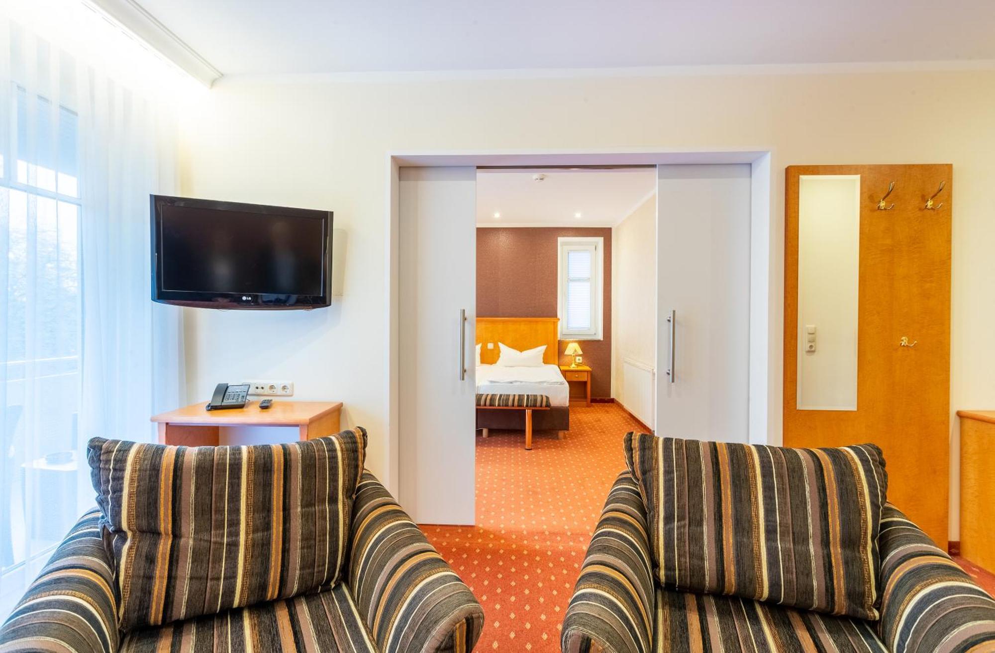 Ostseehotel Villen Im Park - Ein Rovell Hotel ゼーバート・ヘリングスドルフ エクステリア 写真