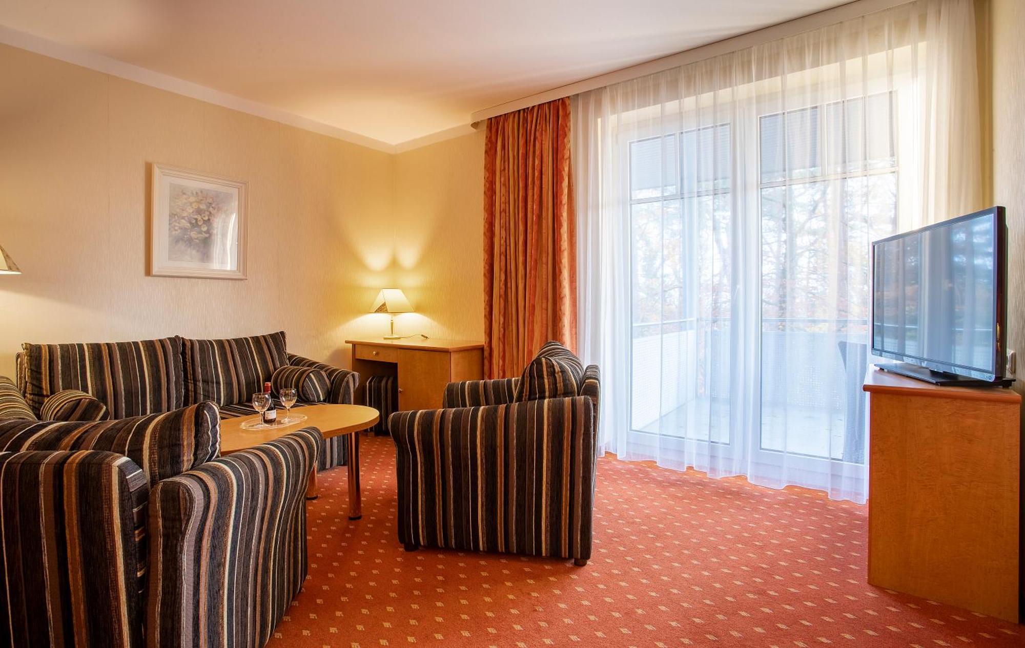 Ostseehotel Villen Im Park - Ein Rovell Hotel ゼーバート・ヘリングスドルフ エクステリア 写真