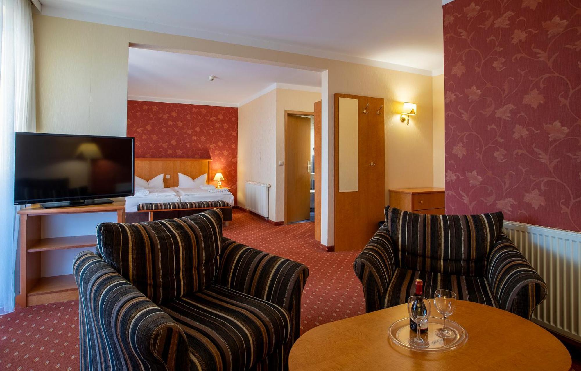 Ostseehotel Villen Im Park - Ein Rovell Hotel ゼーバート・ヘリングスドルフ エクステリア 写真