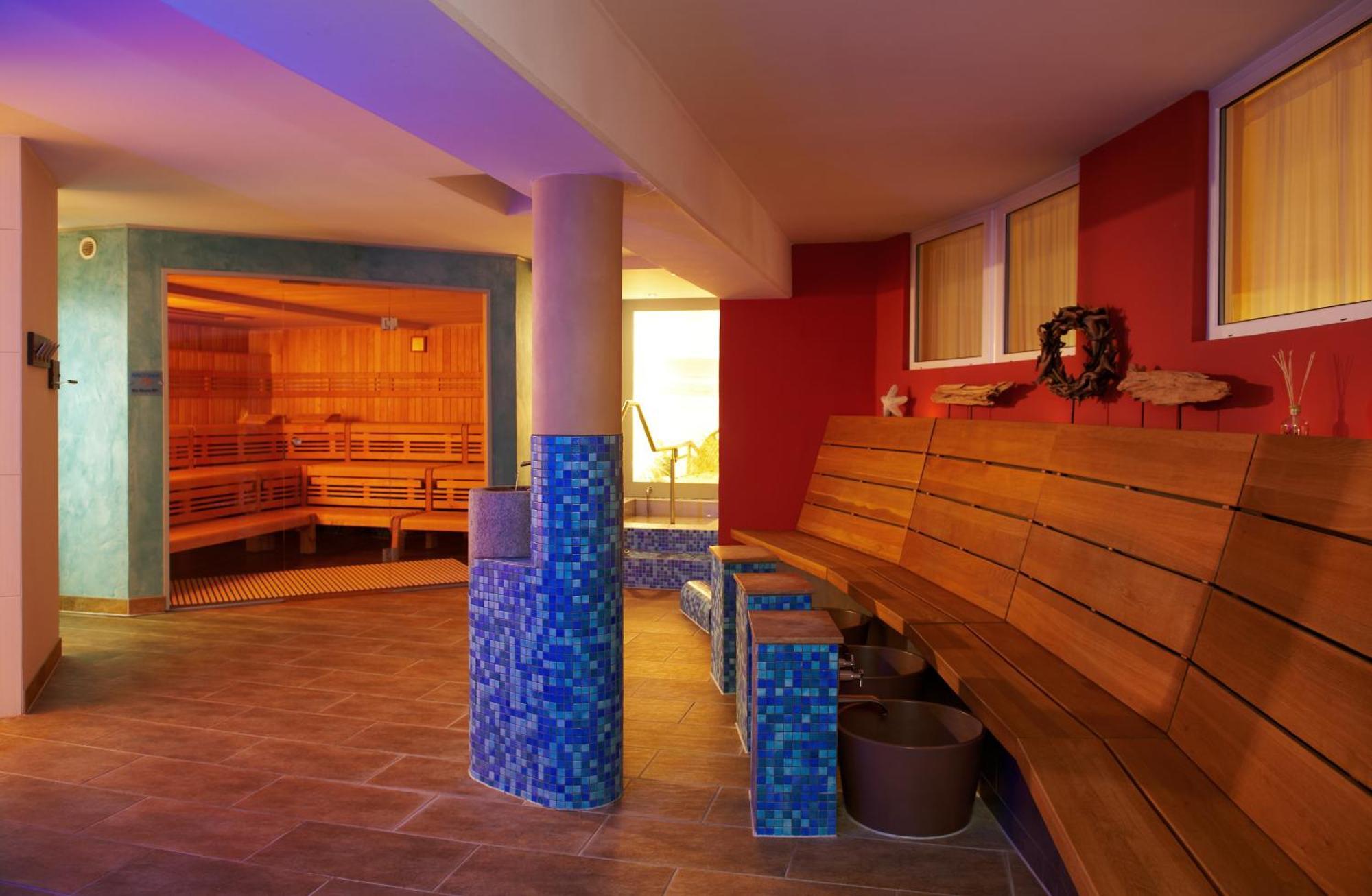 Ostseehotel Villen Im Park - Ein Rovell Hotel ゼーバート・ヘリングスドルフ エクステリア 写真