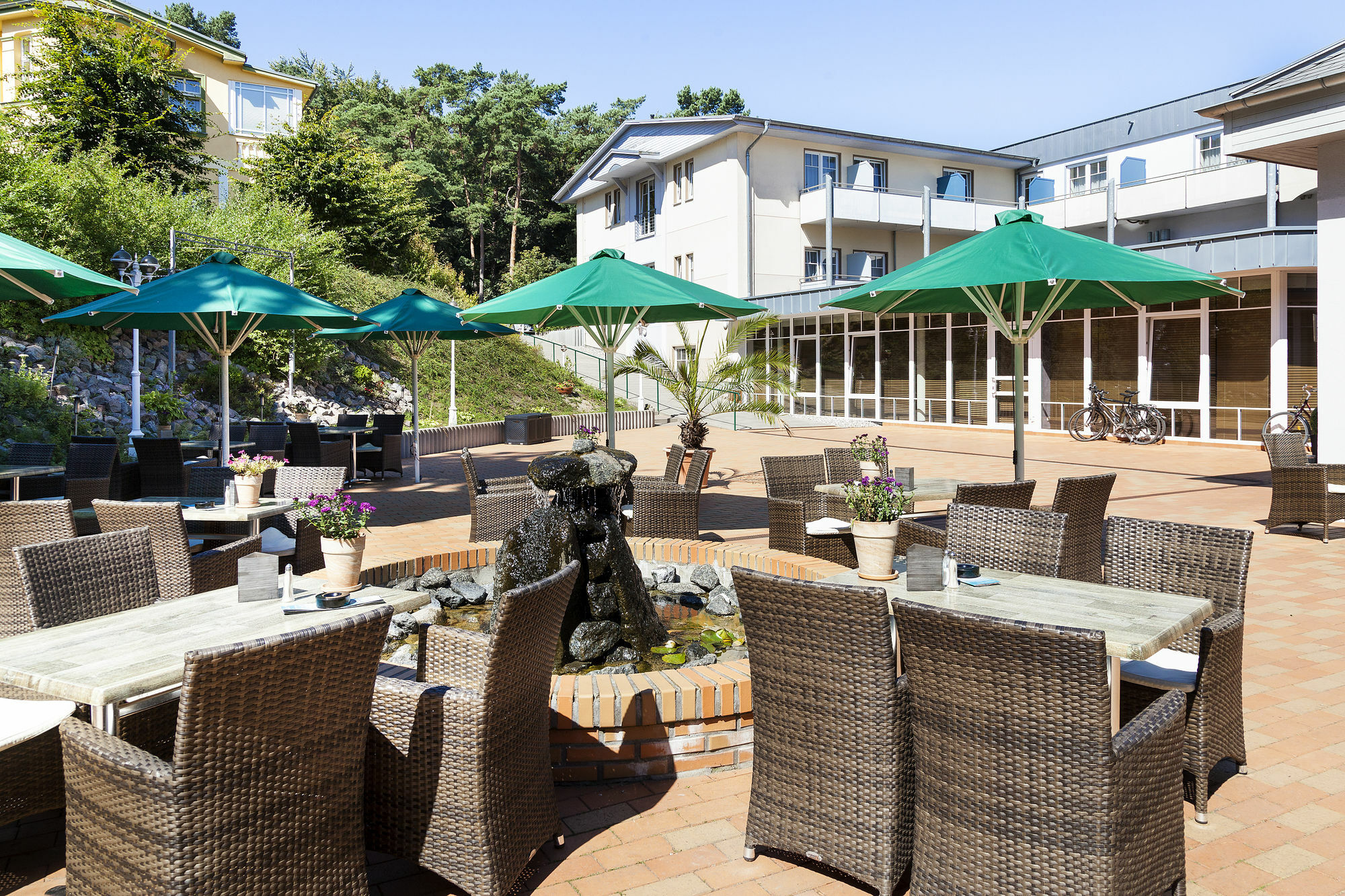 Ostseehotel Villen Im Park - Ein Rovell Hotel ゼーバート・ヘリングスドルフ エクステリア 写真