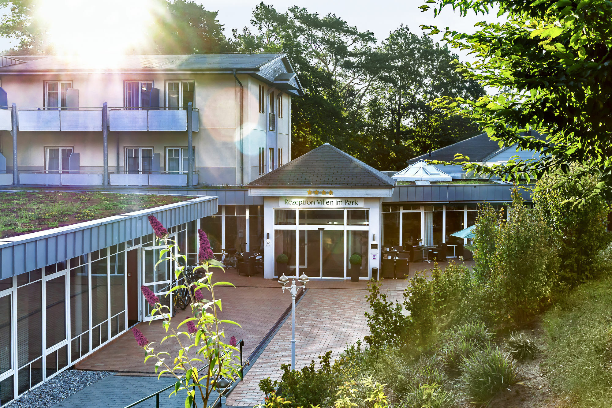 Ostseehotel Villen Im Park - Ein Rovell Hotel ゼーバート・ヘリングスドルフ エクステリア 写真